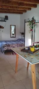 Una mesa en una habitación con cama en LA PALMERA en Maipú