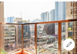 ein großes Fenster mit Stadtblick in der Unterkunft Family Half Ocean in Busan