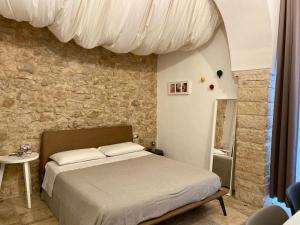 A bed or beds in a room at Altrelli Rooms