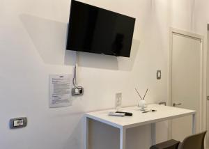 A television and/or entertainment centre at Altrelli Rooms