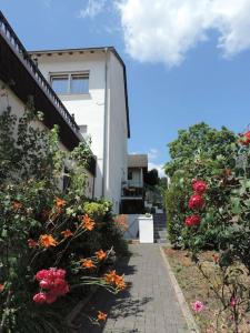 a building with flowers on the side of a sidewalk at Julia's Mosel Villa Appartement NICOLAS in Traben-Trarbach