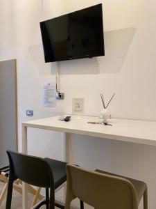 A television and/or entertainment centre at Altrelli Rooms