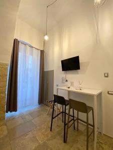 A television and/or entertainment centre at Altrelli Rooms