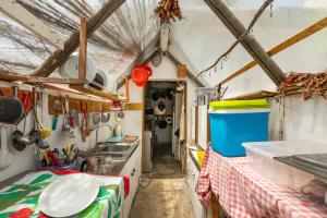 uma cozinha com um lavatório e uma mesa num reboque em Olive Tent - In Our Garden em Capitana