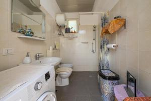 uma casa de banho com um lavatório, um WC e um lavatório. em Olive Tent - In Our Garden em Capitana