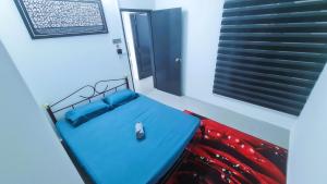 - un petit lit dans une chambre avec fenêtre dans l'établissement Comfortable 3 Room for 6pax kepong kl 1 free car park, à Kuala Lumpur