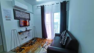 un soggiorno con divano e una grande finestra di Comfortable 3 Room for 6pax kepong kl 1 free car park a Kuala Lumpur