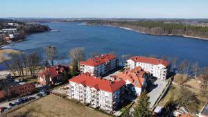 an aerial view of a building next to a lake at Apartament nad Jeziorem w Olecku in Olecko