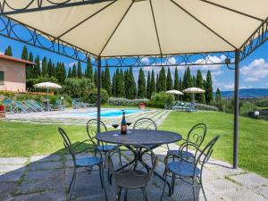 einen Tisch und Stühle unter einem Zelt mit einer Flasche Wein in der Unterkunft Apartment Casalsole-5 by Interhome in Cerreto Guidi