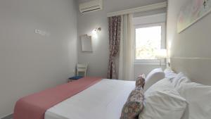 Posteľ alebo postele v izbe v ubytovaní Dennis Cozy Apartment near the Beach