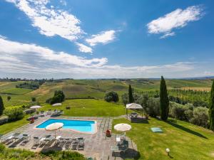 uma propriedade com uma piscina no meio de um campo em Apartment Casalsole-12 by Interhome em Cerreto Guidi