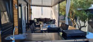 Posezení v ubytování INNOVA TravelVir MobHome Olive Shade