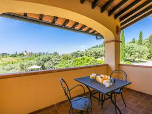 een tafel en stoelen op een balkon met uitzicht bij Holiday Home Casalsole by Interhome in Cerreto Guidi