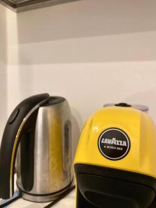 ein gelber und schwarzer Toaster auf einer Küchentheke in der Unterkunft Altrelli B&B in Corato