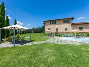 una villa con un ampio cortile e una piscina di Apartment Casalsole-8 by Interhome a Cerreto Guidi