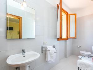 A bathroom at Apartment Tipologia Mono-8 by Interhome