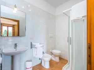 A bathroom at Apartment Tipologia Mono-8 by Interhome
