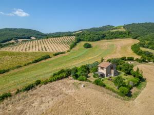 een luchtzicht op een oude boerderij in een veld bij Holiday Home Le Calle by Interhome in Cinigiano