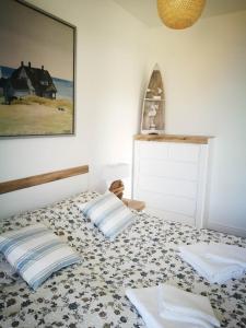 a bedroom with a bed with two pillows on it at Apartament Happy 46 Hampton z klimatyzacją - tuż przy plaży!!! in Sianozety +15 photos