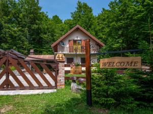 een welkomstbord voor een huis bij Holiday Home Bazak by Interhome in Bribir +44 foto's