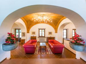 ein Wohnzimmer mit zwei roten Sofas und einem Tisch in der Unterkunft Holiday Home Casavecchia by Interhome in Pieve a Presciano