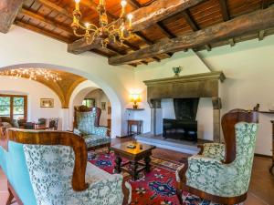 ein Wohnzimmer mit Möbeln und einem Kamin in der Unterkunft Holiday Home Casavecchia by Interhome in Pieve a Presciano