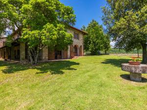 a stone house with a tree and a bench in the yard at Holiday Home Casavecchia by Interhome in Pieve a Presciano +78 photos