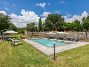 einen Pool im Garten mit Stühlen und Sonnenschirmen in der Unterkunft Holiday Home Casavecchia by Interhome in Pieve a Presciano