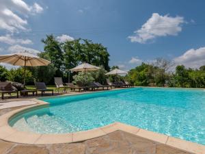 einen Pool mit Stühlen und Sonnenschirmen in der Unterkunft Holiday Home Olinto by Interhome in Cinigiano