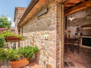 un patio esterno con pareti in pietra e piante di Holiday Home Olinto by Interhome a Cinigiano
