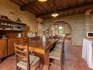 una cocina con una gran mesa de madera y sillas en Apartment Bandiera by Interhome, en Cinigiano