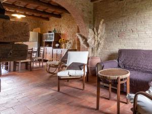 sala de estar con sofá, sillas y mesa en Apartment Bandiera by Interhome, en Cinigiano