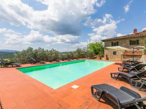 una piscina con sillas y una casa en Holiday Home La Querciolaia by Interhome, en Pieve a Presciano