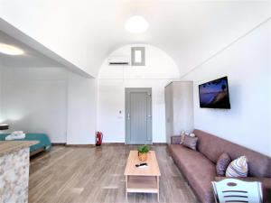 Una televisión o centro de entretenimiento en Studio Elpida Santorini