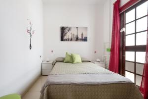 布維納維斯塔諾提的住宿－Apartamento Elena，一间白色客房内的床铺卧室