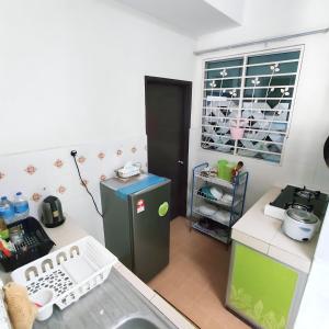 Kuchyň nebo kuchyňský kout v ubytování Homestay Nilai Anggerik Court Bersebelahan USIM + 7 fotografií