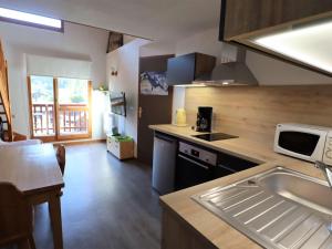 Kuchyň nebo kuchyňský kout v ubytování Duplex 4 pers. à Arêches-Beaufort, piscine, balcon sud, centre village - FR-1-342-132