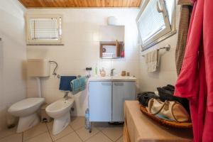 La petite salle de bains est pourvue de toilettes et d'un lavabo. dans l'établissement La Casetta Rurale - In Our Garden, à Capitana
