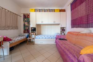 - un salon avec deux lits et un canapé dans l'établissement La Casetta Rurale - In Our Garden, à Capitana