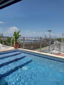 una piscina con vistas al puerto en Casa Marqués del Pedregal, en Cartagena de Indias