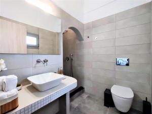 Un baño de Studio Elpida Santorini