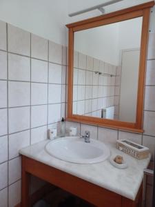 A bathroom at Babis Apartments & Studios Iremia