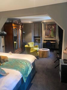 ein Schlafzimmer mit 2 Betten und ein Wohnzimmer mit einem Klavier in der Unterkunft 't Hartje van Brugge in Brügge