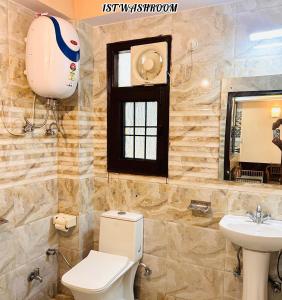 uma casa de banho com um WC e um lavatório em HANU VATIKA The FAMILY CHOICE em Shimla