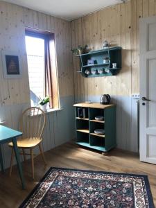 una cocina con un armario verde y una mesa en Retro-Sonnenbring B&B, en Sønderborg