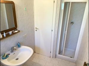 a bathroom with a sink and a shower at Alloggio incantevole con piscina in Ricadi
