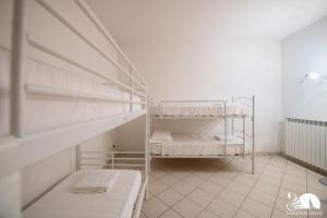 a small room with two bunk beds in it at Casa Vacanze Cecilia in Montinelle
