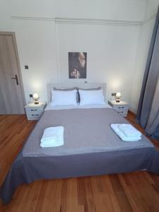 a bedroom with a large bed with two towels on it at House Of Diamond in Kírra