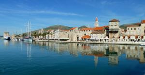 eine Gruppe von Gebäuden neben einem Gewässer in der Unterkunft Apartments Vukman in Trogir