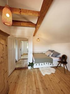 謝興的住宿－Abrahams Bayr Cottage，一间卧室设有一张大床,铺有木地板